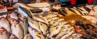 Balık pazarında buzlu taze deniz ürünleri. Ezilmiş buzda servis edilen taze balık yığını. Taze deniz mahsulleri. İtalya. Venedik. Balık Pazarı.