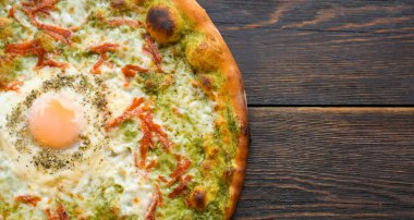 Tahta masada pizza var. Restoran ve pizzacılar için konsept promosyon şablonu. Yemek malzemeleri ve baharatlı geleneksel İtalyan pizzası. Uzayı kopyala Üst Manzara. Pankart. Pizza menüsü.