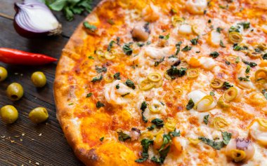 Tahta masada pizza var. Restoran ve pizzacılar için konsept promosyon şablonu. Yemek malzemeleri ve baharatlı geleneksel İtalyan pizzası. Uzayı kopyala Üst Manzara. Pankart. Pizza menüsü.