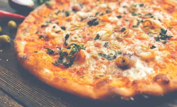 Tahta masada pizza var. Restoran ve pizzacılar için konsept promosyon şablonu. Yemek malzemeleri ve baharatlı geleneksel İtalyan pizzası. Uzayı kopyala Üst Manzara. Pankart. Pizza menüsü.