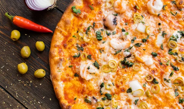 Tahta masada pizza var. Restoran ve pizzacılar için konsept promosyon şablonu. Yemek malzemeleri ve baharatlı geleneksel İtalyan pizzası. Uzayı kopyala Üst Manzara. Pankart. Pizza menüsü.