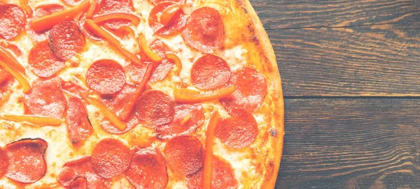 Tahta masada pizza var. Restoran ve pizzacılar için konsept promosyon şablonu. Yemek malzemeleri ve baharatlı geleneksel İtalyan pizzası. Uzayı kopyala Üst Manzara. Pankart. Pizza menüsü.