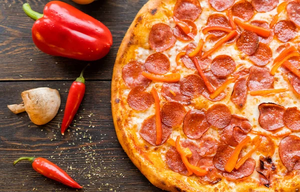 Tahta masada pizza var. Restoran ve pizzacılar için konsept promosyon şablonu. Yemek malzemeleri ve baharatlı geleneksel İtalyan pizzası. Uzayı kopyala Üst Manzara. Pankart. Pizza menüsü.