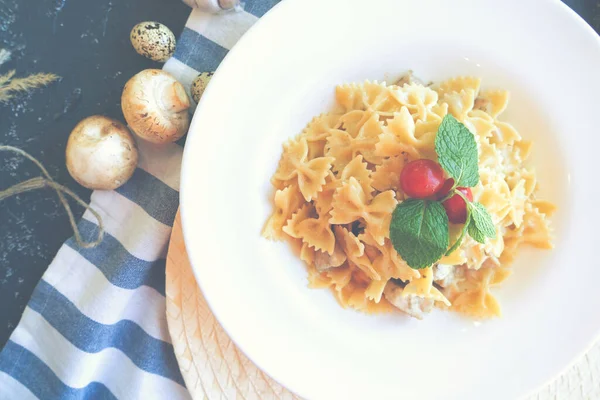 Νόστιμο Ορεκτικό Κλασικά Ιταλικά Ζυμαρικά Σάλτσα Κρέμας Παρμεζάνα Τυριού Και — Φωτογραφία Αρχείου