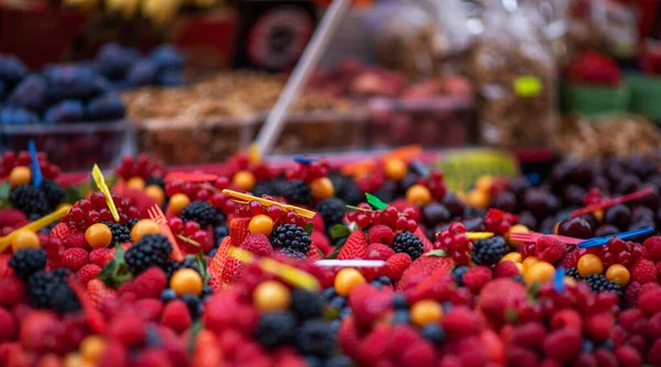 Blurred Image Berries Close Colorful Assorted Strawberries Blueberries Raspberries Blackberries — Stock fotografie