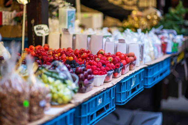 베리에는 시장에서 라즈베리 블랙베리 블루베리가 색깔의 열매들 바이오 건강에 다이어트 — 스톡 사진
