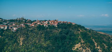 Gürcistan 'daki Alazani Vadisi, Kakheti. Sighnaghi şehrinin resimli evlerini seyret. Eski güzel kasaba. Eski büyüleyici atmosfer konsepti. Geleneksel mimari.