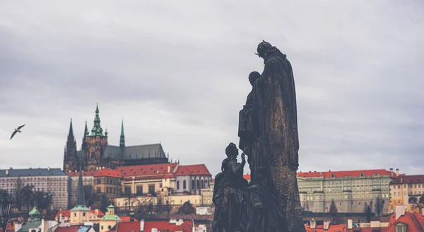 Vista Estatua Famoso Puente Carlos Centro Histórico Praga Edificios Monumentos — Foto de Stock