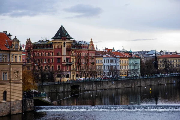 チェコ共和国プラハのヴルタヴァ川の上の旧市街の建築物の風景 — ストック写真