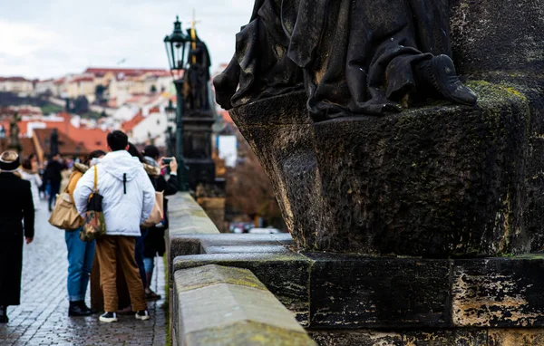 Foggy Day Charles Bridge Prague Czech Republic Walking People Statues — Stockfoto