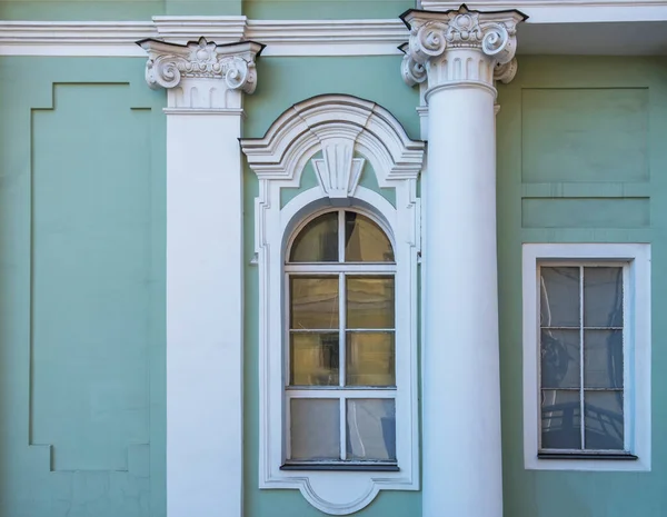 Vintage Building Facade Wall Rounded Windows Classic Architecture Historic Buildings — ストック写真