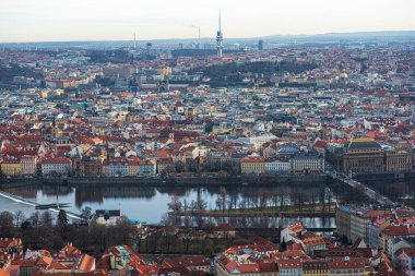 Prag 'ın tarihi merkezi, Çek Cumhuriyeti, Prag Kalesi' nin çatısı. Romantik seyahat yeri. Resmin vintage filtresi.