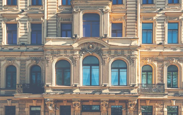 Vintage Building Facade Windows Balconies Old Building Facade Wall Traditional — ストック写真