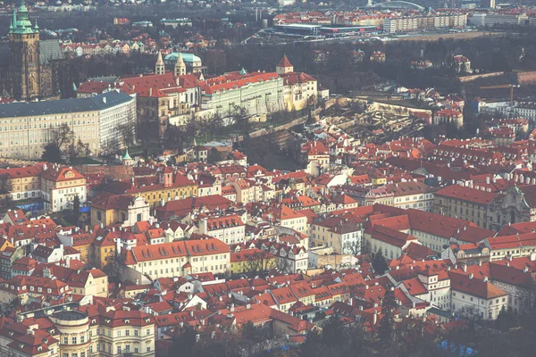 Pražské Pestrobarevné Střechy Pohled Pražské Ulice Ročně Tónovaný Obrázek — Stock fotografie