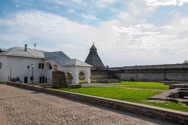 Ortaçağ kale ve tapınak kompleksi. Antik mimari. Yaz tatili tatili seyahatinde. Klasik tonlu resim.