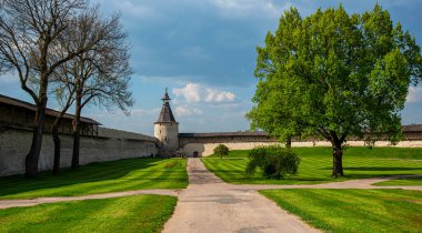 Ortaçağ kale ve tapınak kompleksi. Antik mimari. Yaz tatili tatili seyahatinde. Klasik tonlu resim.