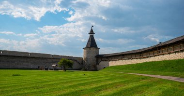 Ortaçağ kalesinin duvarında mavi gökyüzüne karşı kuleler var..