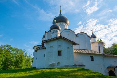 Pskov 'un tarihi kompleksinin görüntüsü. Pskov, Rusya 'nın kuzeybatısında önemli bir turizm merkezidir. Antik Pskov anıtları UNESCO Dünya Mirasları Listesine eklendi.