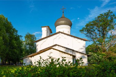 Pskov 'un tarihi kompleksinin görüntüsü. Pskov, Rusya 'nın kuzeybatısında önemli bir turizm merkezidir. Antik Pskov anıtları UNESCO Dünya Mirasları Listesine eklendi.