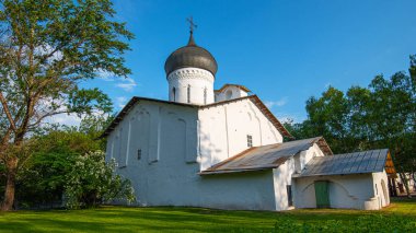 Pskov 'un tarihi kompleksinin görüntüsü. Pskov, Rusya 'nın kuzeybatısında önemli bir turizm merkezidir. Antik Pskov anıtları UNESCO Dünya Mirasları Listesine eklendi.