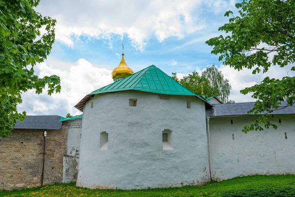 View Beautiful Buildings Orthodox Churches Ancient Pskov Pechersky Monastery Fortress — Stock Photo, Image