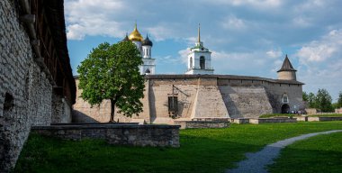 Ortaçağ kale ve tapınak kompleksi. Antik mimari. Yaz tatili tatili seyahatinde. Klasik tonlu resim.