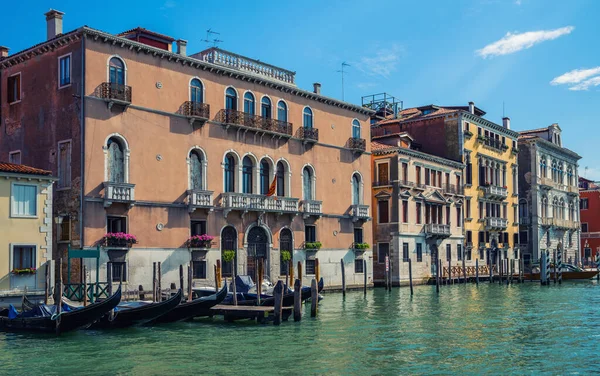 イタリアのヴェネツィアに係留ゴンドラ付き運河 ヴェネツィアの建築とランドマーク ゴンドラ付きヴェネツィアのポストカード レトロヴィンテージInstagramのスタイルフィルター効果 — ストック写真