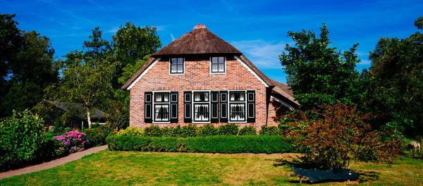 荷兰吉多霍恩的典型房屋视图 漂亮的房子和园艺 农田地区水渠林立 茅草屋林立的吉多霍恩村风景景观 — 图库照片