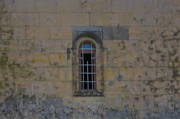 石垣の背景 窓のある古い茶色の壁 壁の質感 古い中世の壁にロックブロック グラフィックテクスチャ要素 — ストック写真