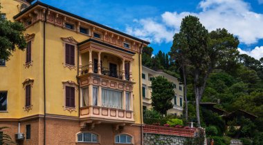 Tipik İtalyan köyü Portofino İtalya, Liguria deniz kıyısında renkli evleri olan.