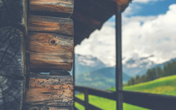 Traditionellt Hus Landet Alperna Sommar Med Blå Himmel Och Grön — Stockfoto