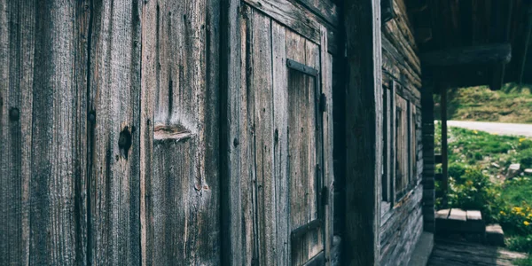 Alplerdeki Tipik Ahşap Dağ Evi Balkonundan Dağlardaki Yeşil Çayır Manzarası — Stok fotoğraf