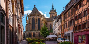 Petite Venice, Colmar 'da geleneksel yarı keresteli evler. Güneşli bir günde sevimli eski bir kasaba. Renkli romantik şehir Colmar, Fransa, Alsace 'ın güzel tarihi manzarası..