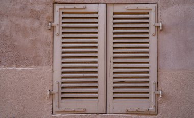 Pencereli klasik ev duvarı. Tarihi şehir Colmar, Fransa, Alsace 'de geleneksel renkli evler, antik ahşap panjurlar ve çiçekler..