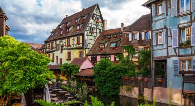 Petite Venice, Colmar 'da geleneksel yarı keresteli evler. Güneşli bir günde sevimli eski bir kasaba. Renkli romantik şehir Colmar, Fransa, Alsace 'ın güzel tarihi manzarası..