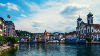İsviçre, Lucerne 'deki Eski Şehir ortaçağ mimarisinin manzaralı yaz manzarası. Güzel tarihi şehir merkezi.