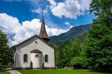 Ünlü kilise ve Staubbach şelalesi, Lauterbrunnen, İsviçre ve Avrupa ile inanılmaz bir turistik dağ köyü.