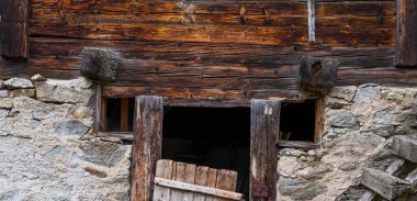 Kısmen eski ahşap ve taş duvar. Klasik arka plan. Doğal eski ahşap. Eski mimari öğeleri. Eskimiş eski ahşap ahşap ahşap.