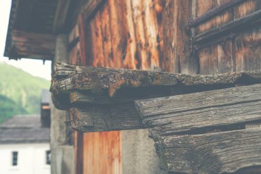 Kısmen eski ahşap duvar. Klasik arka plan. Doğal eski ahşap arka plan. Eski mimari öğeleri. Eski ahşap ahır yıpranmış. Klasik tonlu. Boş şablon.