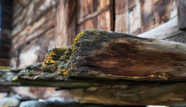 Yıpranmış eski ahşap doku arka planı. İsviçre Alpleri 'ndeki köyde ahşap cephe evi. Ahırlar, dükkanlar, ahırlar ve eski evler. Tahta ahşap duvar dokusu arkaplanı.