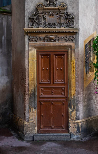 Старая Итальянская Винтажная Дверь Входная Дверь Старого Здания Узкой Улице — стоковое фото