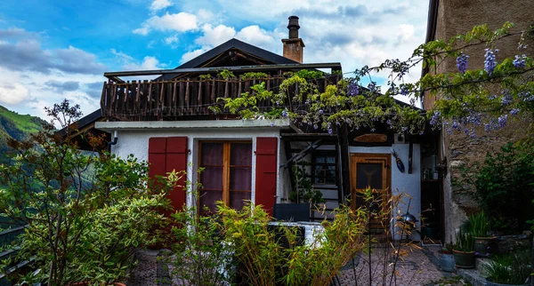 看一座漂亮的房子 外面有门和窗户 法国阿尔卑斯山中一座法国传统乡村别墅的美丽景色 — 图库照片