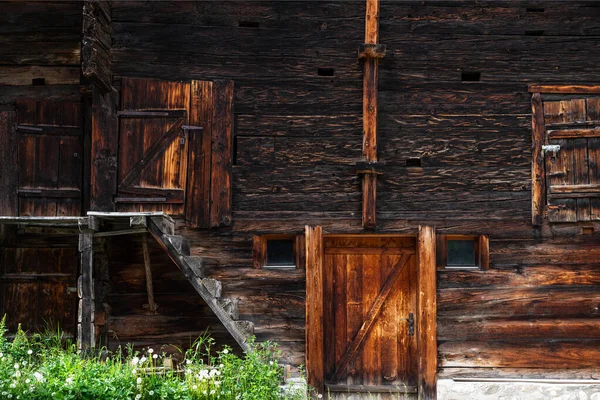 Yıpranmış Eski Ahşap Doku Arka Planı Sviçre Alpleri Ndeki Köyde — Stok fotoğraf