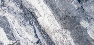 Gri desenli koyu mermer desenli arka plan. Çiğ taş dokusu, doğal ışıkta mermer. Kaba doğal arkaplan.