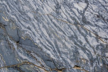 Gri desenli koyu mermer desenli arka plan. Çiğ taş dokusu, doğal ışıkta mermer. Kaba doğal arkaplan.