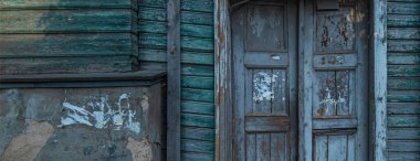 Kısmen eski ahşap duvar. Sıkıntılı duvar yüzeyine boyanmış. Grunge duvarı. Hasarlı boyayla eski püskü bina cephesi. Soyut arkaplan.