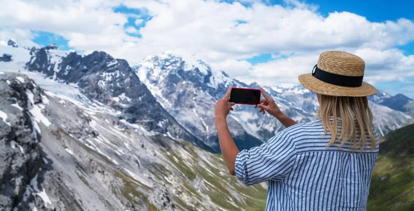 女の子の旅行者は 斜面に夏の高山の山々と雪を楽しむ アルプスのパノラマビューを表示します イタリアの山 — ストック写真