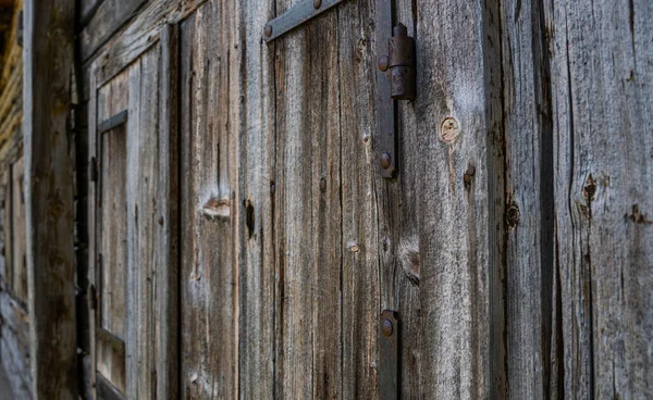 Alplerdeki geleneksel kır evi. Mavi gökyüzü ve yeşil çayırlarla dolu bir yaz. Yıpranmış ahşap odunları olan ahşap bir teras. Dağ zirvesi evi. Köy konseptinde bir ev kirala..