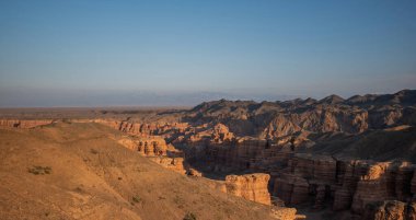 Üst kattaki gözlem güvertesinden güzel bir kanyon manzarası. Günbatımının kırmızı-turuncu kayaların üzerindeki muhteşem manzarası. Gürültü ve tahılla klasik ton filtre efekti.