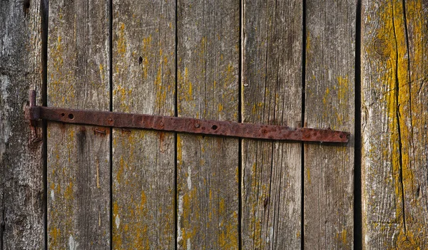 Old Weathered Wooden Door Steel Hinges Distressed Panels Old Wall — Stock Photo, Image